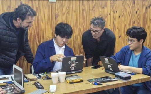 Estudiantes reparan netbooks escolares para impulsar la educación digital