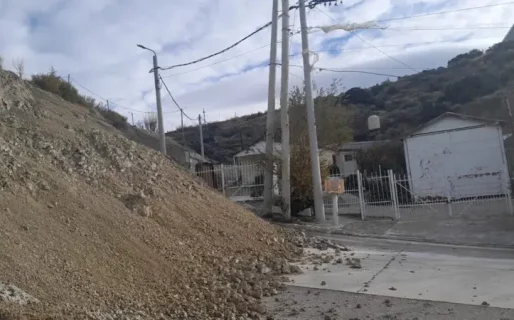 Vecinos del 25 de Mayo preocupados por el avance del cerro: “Estamos en peligro”