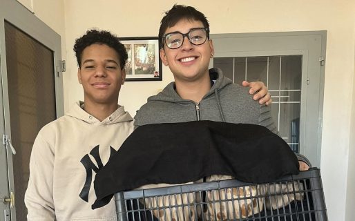 Dos adolescentes venden tortas fritas y calzones rotos para cumplir su sueño del viaje de egresados