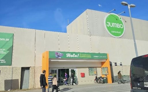 Advierten por robos con inhibidores en el estacionamiento de un hipermercado