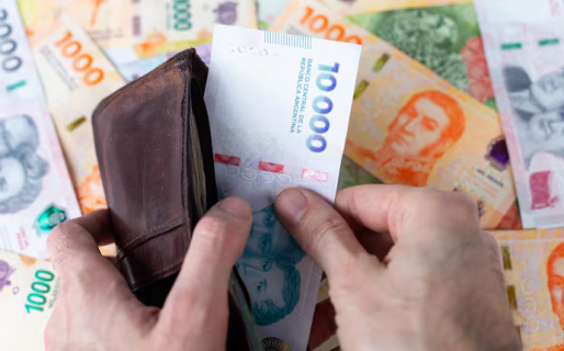 La Argentina dividida: mientras la mitad de los hogares no llega a fin de mes, más del 30% compra en dólares