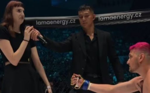 Un luchador le pidió casamiento a su novia ante 20 mil personas, fue avergonzado y reaccionó con violencia