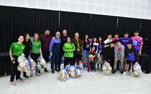 Vóley, handball, hockey y rugby recibieron material deportivo