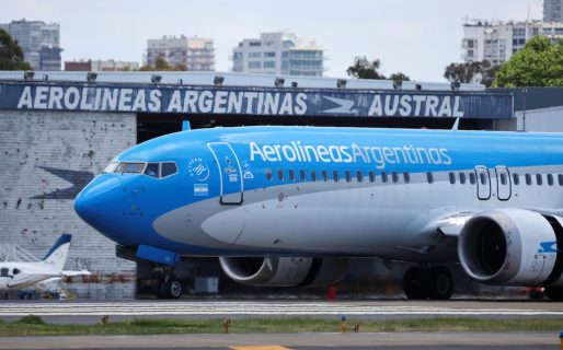 Aerolíneas Argentinas deberá modificar 50 vuelos y perderá más de USD 1 millón por el paro de pilotos