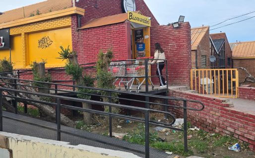 Una comerciante china fue atacada por la espalda con un arma blanca