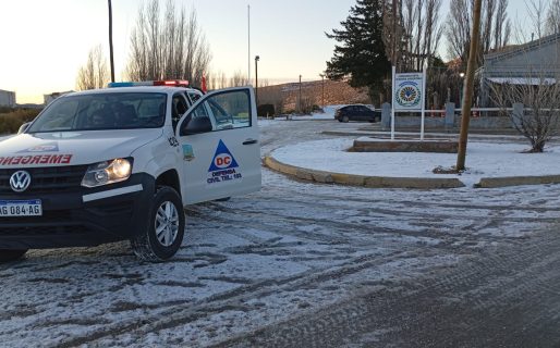Defensa Civil refuerza tareas preventivas por el hielo en las calles de la ciudad