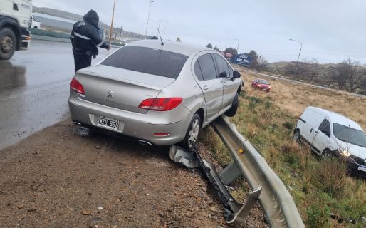 Perdió el control del auto y despistó en la rotonda de Ruta 3 y 26