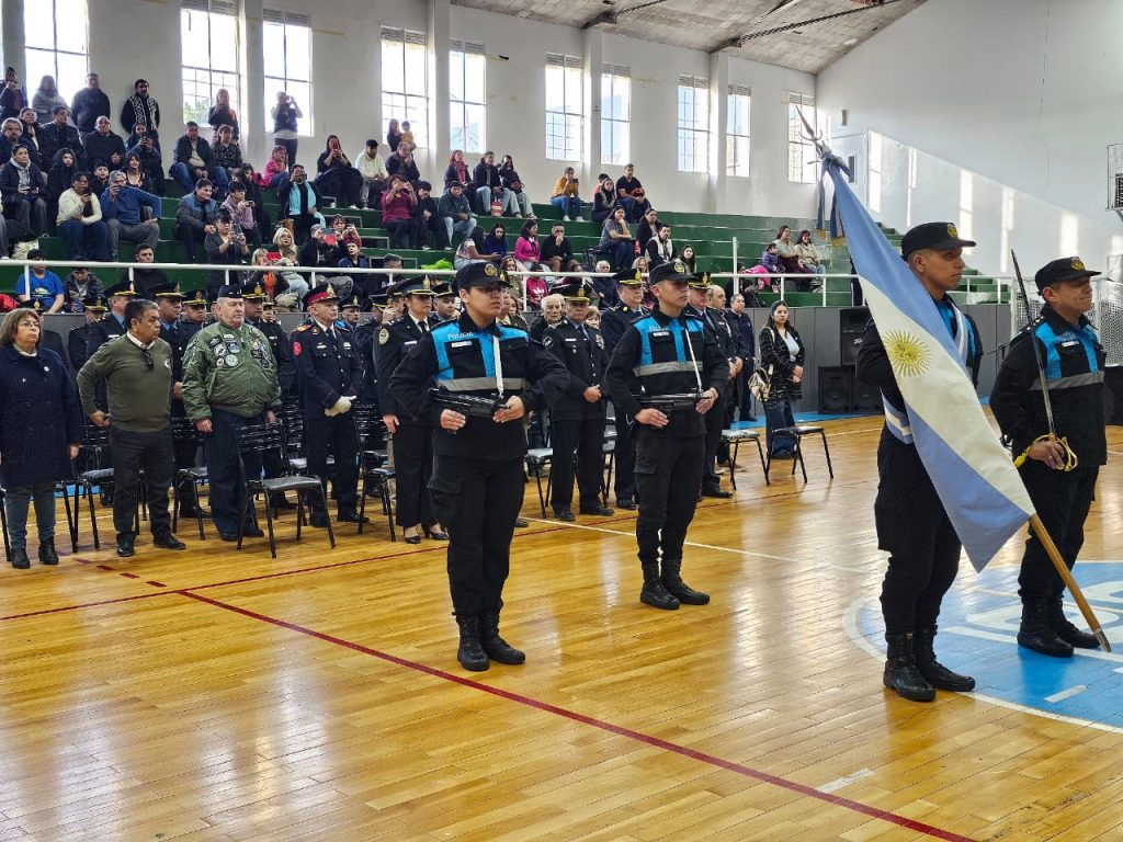 Emotiva jura de la Bandera por aspirantes a agentes de policía en ...