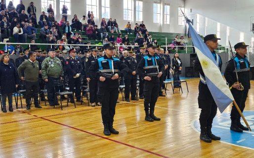 Emotiva jura de la Bandera por aspirantes a agentes de policía en Comodoro