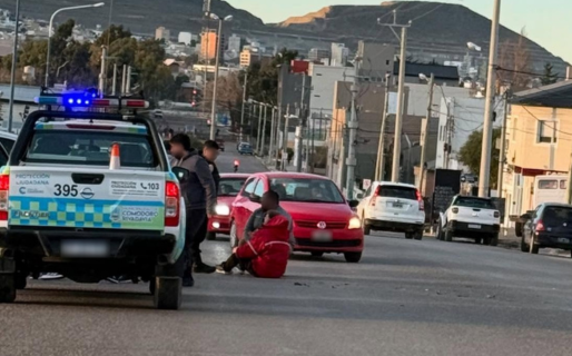 Choque en el ingreso a supermercado dejó a un motociclista lesionado