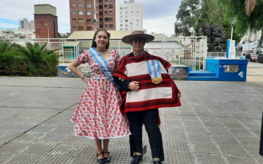 Campeones nacionales de Cueca organizan rifas y ventas para viajar al Mundial en octubre