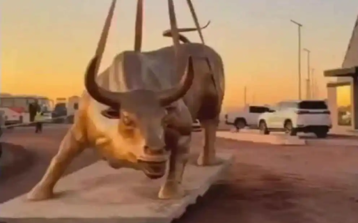 En Vaca Muerta instalaron la figura del «Toro de Wall Street»