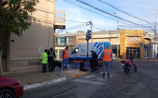 Un motociclista terminó herido tras ser embestido por otro vehículo en pleno centro