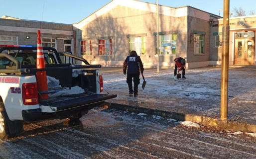 Roturas de cañerías y calles congeladas: el frío extremo complica la vida diaria en Comodoro Rivadavia