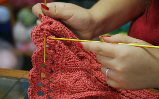 Buscan donaciones de lana para confeccionar cuellitos y gorros para personas en situación de calle