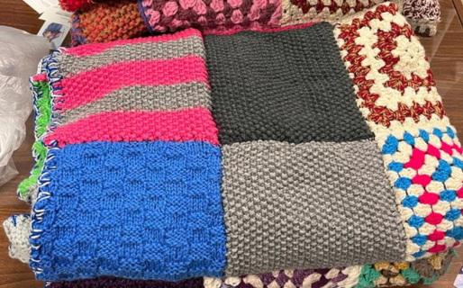 Entregaron mantas solidarias a una mujer que vende torta fritas en la ruta