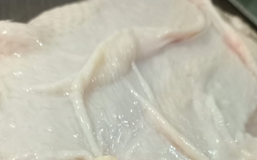 Compraron pollo en una carnicería comodorense y se llevaron una desagradable sorpresa