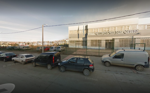 Mientras participaba en una reunión, a una docente le sustrajeron la mochila del vehículo