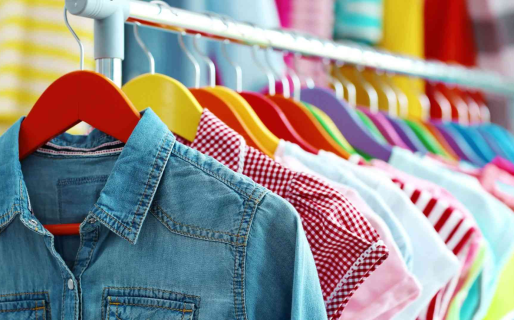 Una tienda de ropa comodorense cierra tras 10 años de trayectoria y liquida todo