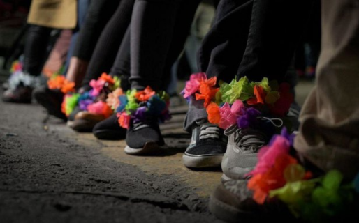 Mujeres se colocan tobilleras de colores frente a la casa de Cristina Kirchner: «Nos la ponemos todas»
