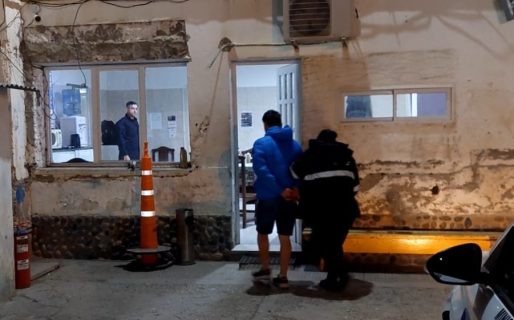 <strong>Entró al patio equivocado: el dueño era policía y lo agarró</strong>