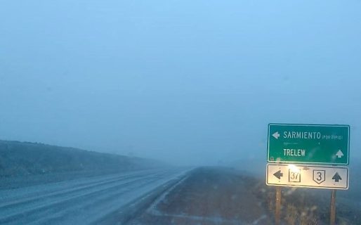 Comenzó a nevar en la Ruta 3 entre Garayalde y Comodoro: equipos viales ya trabajan en el lugar