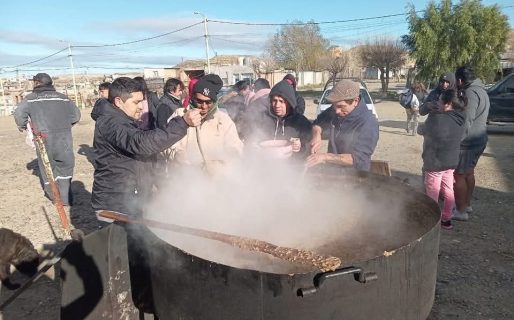 Venden empanadas para organizar una olla popular solidaria