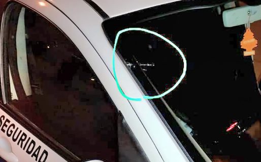 Un adolescente atacó a piedrazos un patrullero en el barrio Abel Amaya