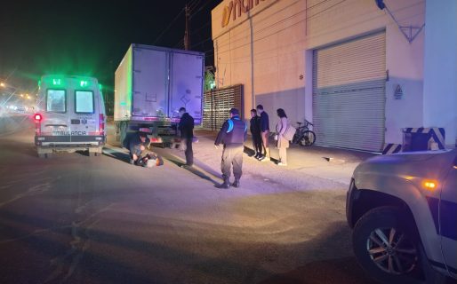Ciclista impactó contra un camión estacionado  y tuvo que ser hospitalizado