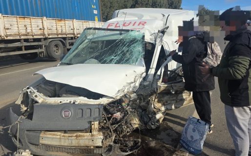 Grave accidente entre un furgón y un camión: hay una persona atrapada