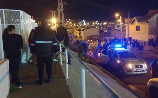 Fiesta clandestina en el B°Quirno Costa: «un grupo de menores le arrojó objetos contundentes al personal policial»