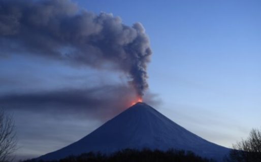 <strong>El volcán Klyuchevskoy en Rusia entró en erupción</strong>