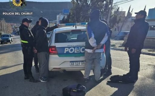 Violento asalto en Comodoro: le robaron la campera y golpearon frente a su hijo