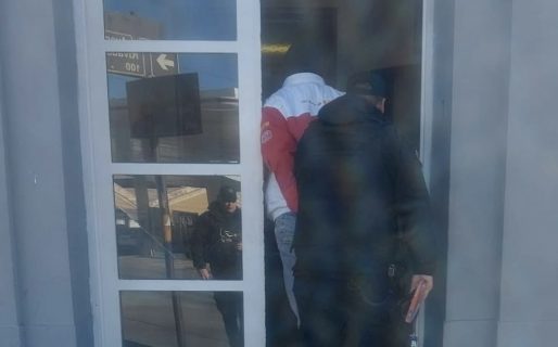 Violó la perimetral y fue detenido en una parada de colectivo cerca de su expareja