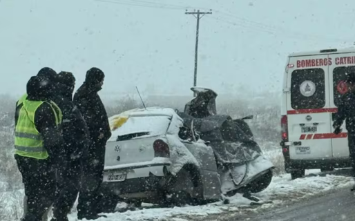 En medio del temporal de nieve, cuatro mujeres murieron tras chocar de frente contra un camión en Neuquén