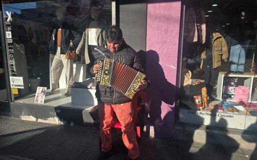 Organizan una peña solidaria para el músico no vidente que emociona en el centro hace 15 años