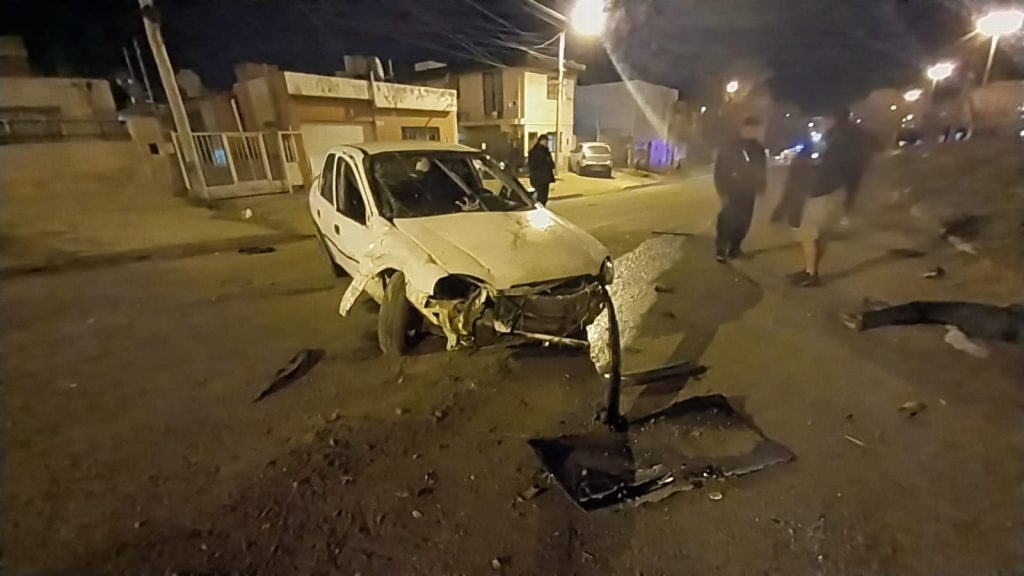 Perdió el control del auto y terminó contra un poste de luz | El ...