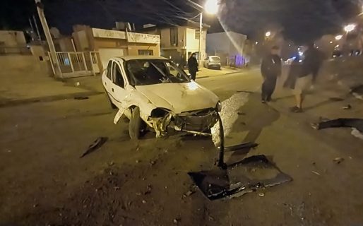 Perdió el control del auto y terminó contra un poste de luz