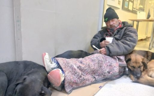 Repartieron abrigo y comida a comodorenses en situación de calle