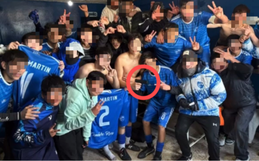 Polémica por una foto de un menor con arma de juguete en un club de Comodoro