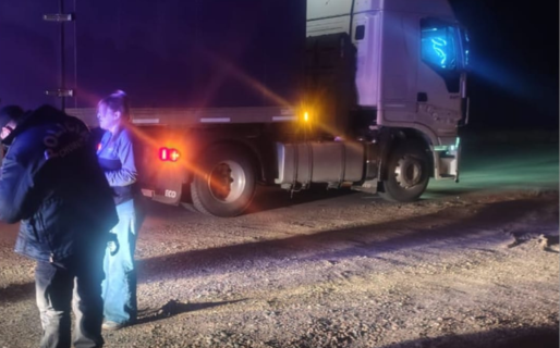 Choque sin heridos entre un camión y un auto en Ruta 3