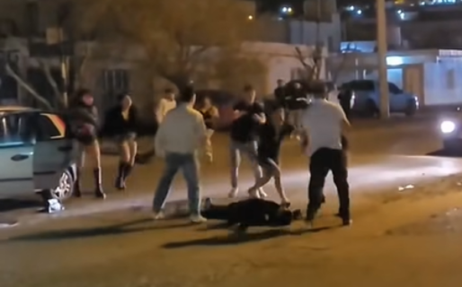 Violento ataque a la salida de un boliche en Caleta Olivia dejó a un joven internado y a un detenido