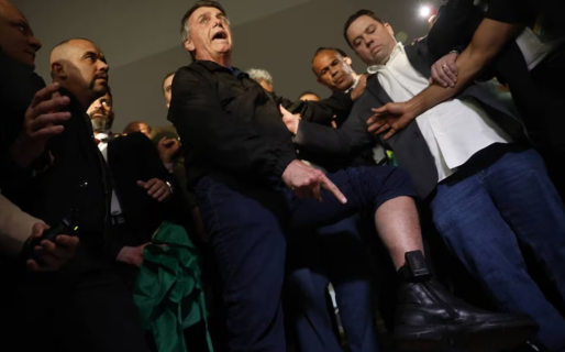 Tras la orden de la Corte de Brasil, Bolsonaro mostró su tobillera electrónica: “Máxima humillación”