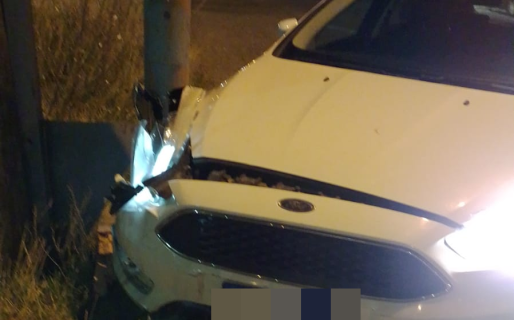 Conducía en estado de ebriedad y terminó colisionando contra un poste