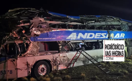 Trágico choque entre camión y micro en el ingreso a Río Gallegos: habría al menos tres muertos