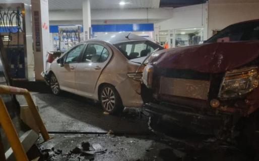 Choque y milagro: un auto terminó a centímetros de impactar un surtidor de nafta
