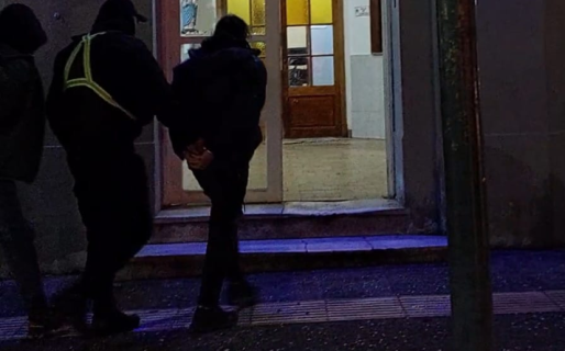 Robaron una mochila de un auto estacionado en el centro, los vio la Policía y fueron detenidos