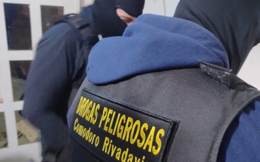 Allanamiento por narcomenudeo: Detuvieron a dos personas y secuestraron drogas, dinero y un arma