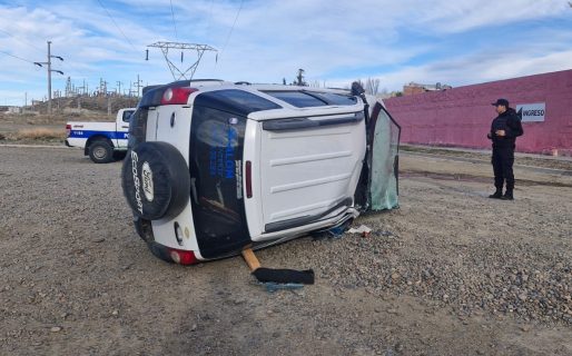 Perdió el control del vehículo, volcó y su hija debió ser hospitalizada