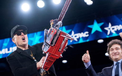 Elon Musk se arrepintió de su famosa foto con la motosierra de Milei y admitió: “Fui insensible”